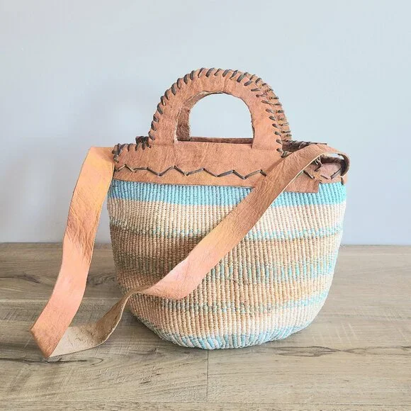 African woven sisal shoulder bag with leather strap and handles. - Picture 4 of 8